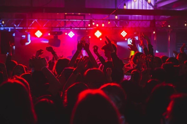 Bar ve club gibi ortamları sevmeyen bir tek ben miyim?