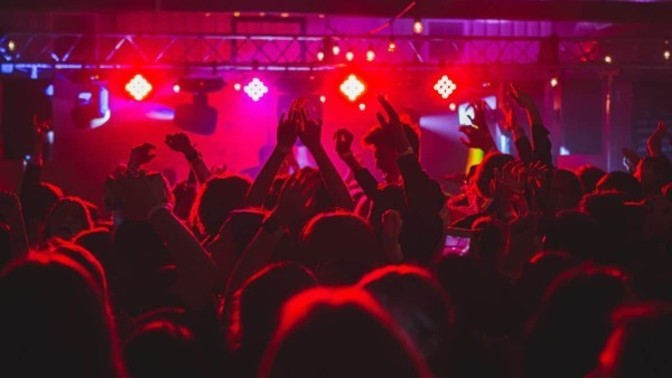 Bar ve club gibi ortamları sevmeyen bir tek ben miyim?