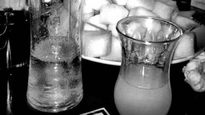 Rakıyı çay bardakla içmek adetten midir?
