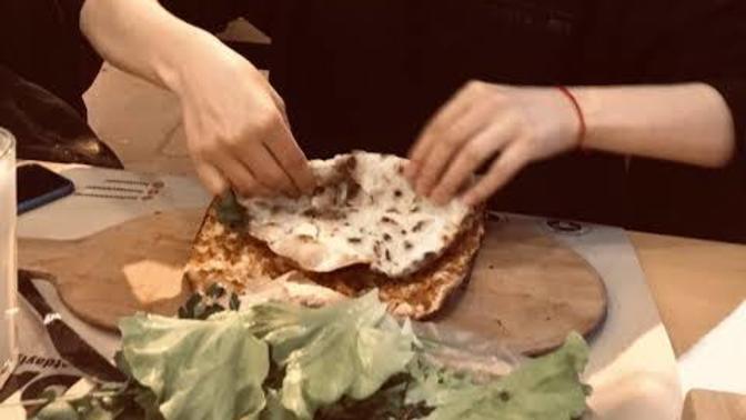 Aşk, sevgiliye lahmacun ısmarlayınca mı başlar?