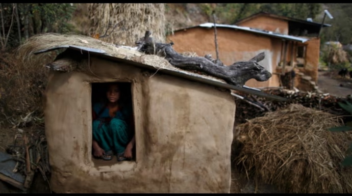 Nepal’de adet gördüğü için kulübede kalmaya zorlanan kız çocuğu hayatını kaybetti. Kadın olmak neden bu kadar zor?