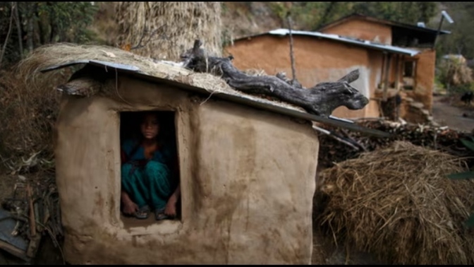 Nepal’de adet gördüğü için kulübede kalmaya zorlanan kız çocuğu hayatını kaybetti. Kadın olmak neden bu kadar zor?