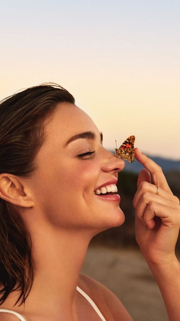Her nerede değilsem orada mutlu olacakmışım gibi gelir🦋