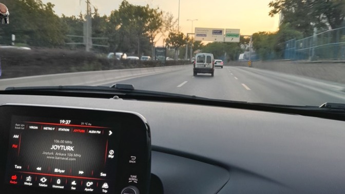 Arabayla giderken en çok hangi tarz müzik dinlemeyi seversin?