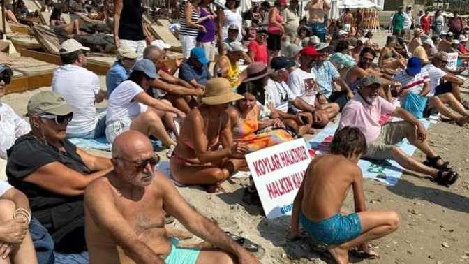 Çeşme’de ‘Havlunu al gel’ eylemi: "Sahiller halkın kalacak!" Sizce sahiller özel işletmelere verilmeli mi?