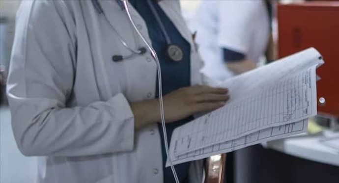 Yaklaşık 100 hastaya bakan doktor güvenlik eşliğinde odasından çıkabildi. Siz sağlık sisteminden memnun musunuz?