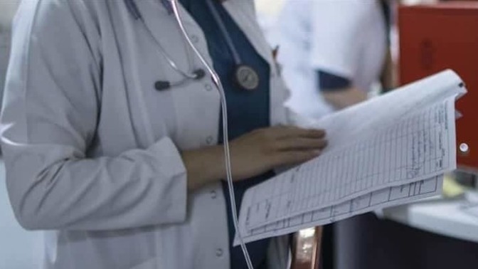 Yaklaşık 100 hastaya bakan doktor güvenlik eşliğinde odasından çıkabildi. Siz sağlık sisteminden memnun musunuz?