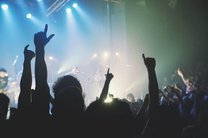 Konserde bağıra çağıra şarkıya eşlik eder misiniz yoksa sakin bir şekilde mi dinler misiniz?