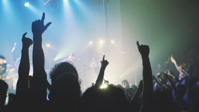 Konserde bağıra çağıra şarkıya eşlik eder misiniz yoksa sakin bir şekilde mi dinler misiniz?