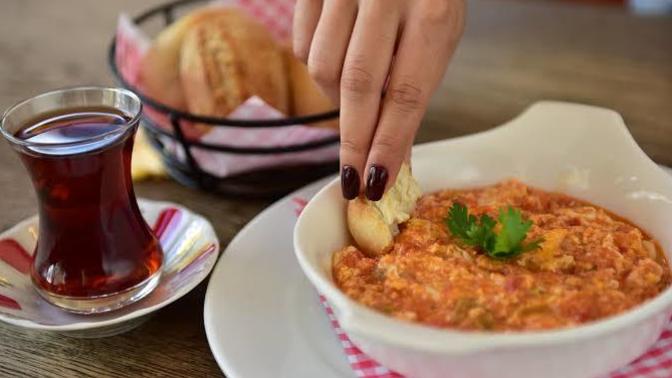 Menemeni ekmek bandırıp mı yoksa çatalla mı yersin?