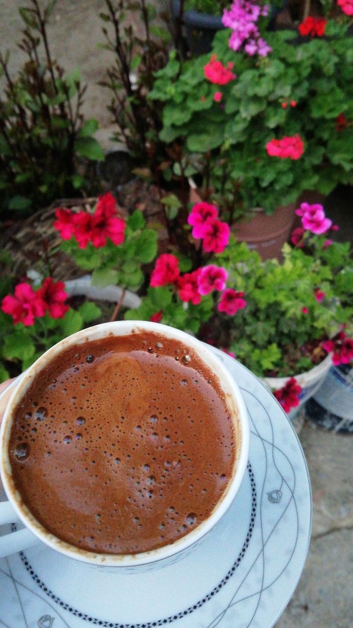 Artık kimsenin hatrı kalmadığı için kahveyi tek başıma içiyorum 🖤