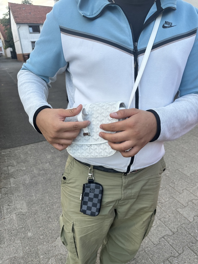Fotoğrafta gördüğünüz kadın çantası mı, erkek çantası mı?
