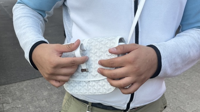 Fotoğrafta gördüğünüz kadın çantası mı, erkek çantası mı?
