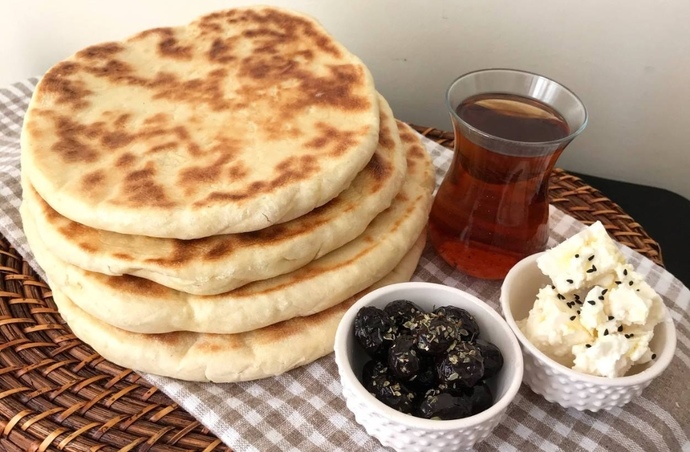 Siteden kiminle birlikte tereyağlı bazlama yemek istersin?