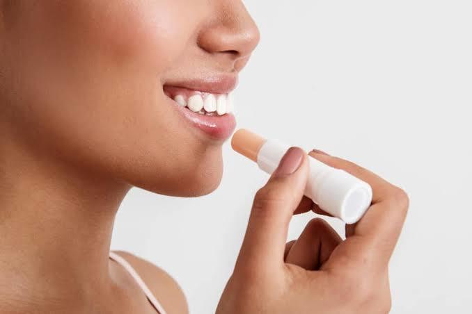 Ruj yerine renkli lip balm sürer misiniz?