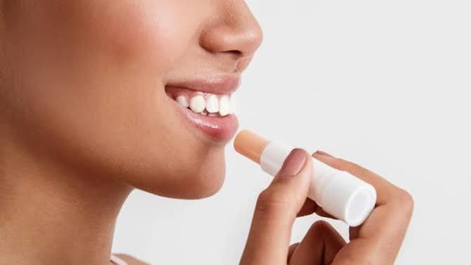Ruj yerine renkli lip balm sürer misiniz?