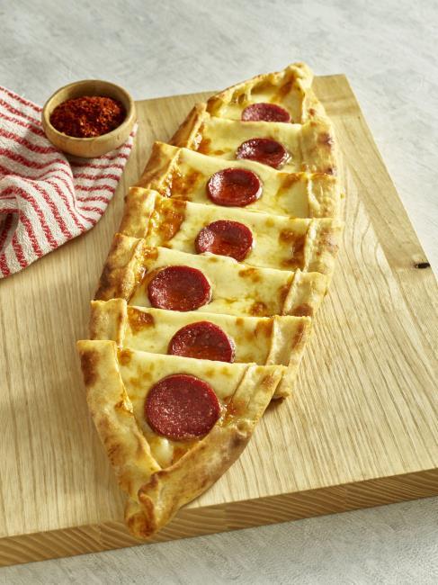 Bu saatte sucuklu kaşarlı pide olsa yer misin?