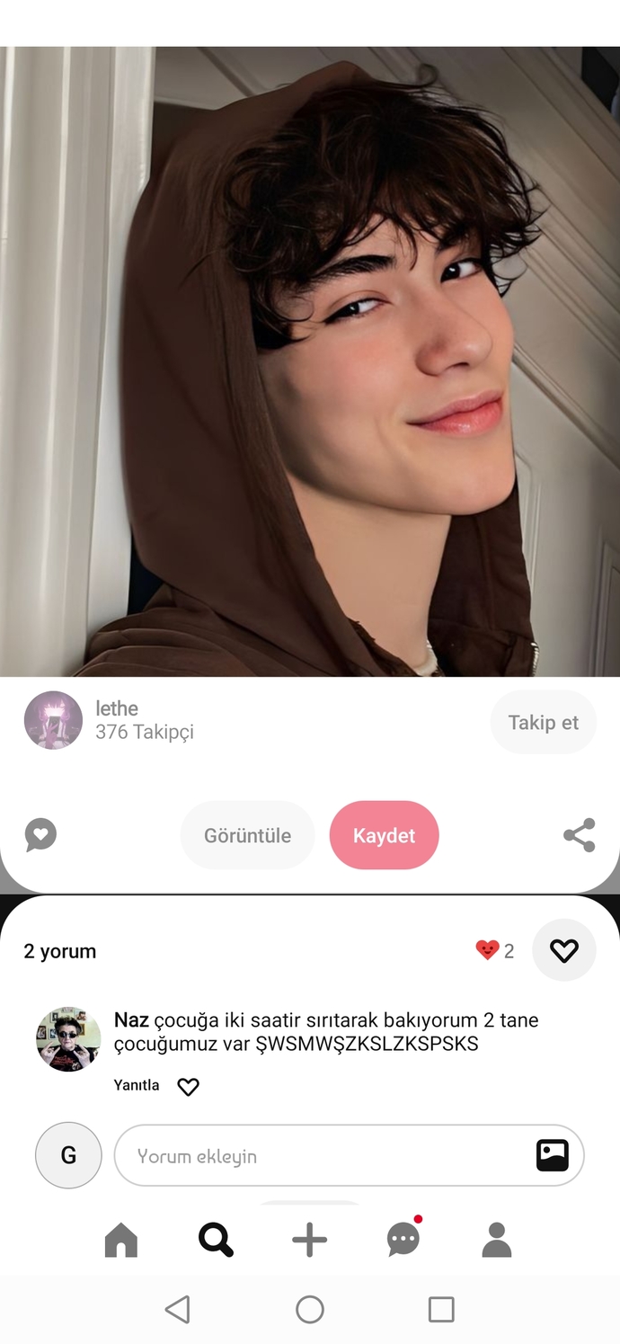 Erkekte dağınık kıvırcık saçlar mı daha çekici hava katar yoksa düz taranmış toplu saçlar mı?