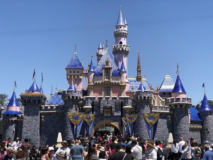 En merak ettiğiniz Disneyland hangisi?