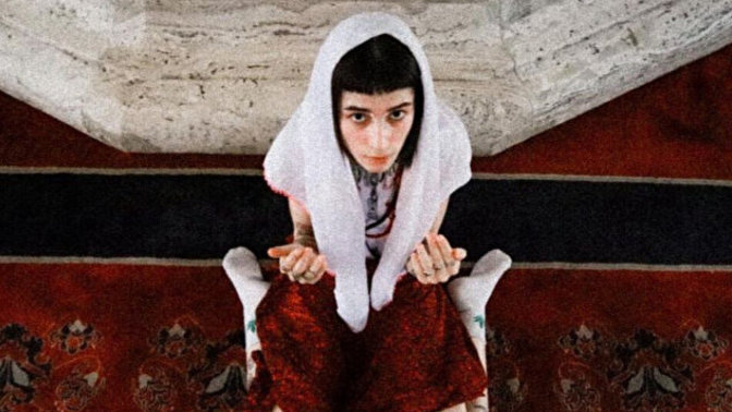 Kocatepe Camii'sinde çekilen fotoğraflar sosyal medyada tepki çekti. Sizce tepkiler haklı mı?