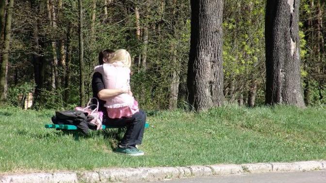 Dün akşam parkta ailelerin içinde öpüşenleri uyardık itiraz edince dayak yediler. Ne düşünüyorsunuz?