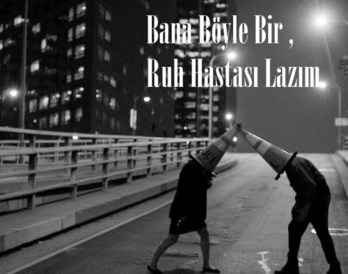 Deli , deliyi görünce neden sopasını saklıyor , çok ayıp değil mi?