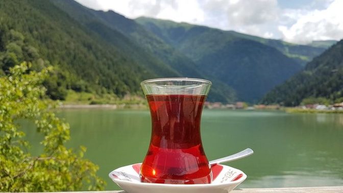 Akıllardaki o soru: bu kavurucu sıcaklarda çay harareti alır mı yoksa daha da arttırır mı?