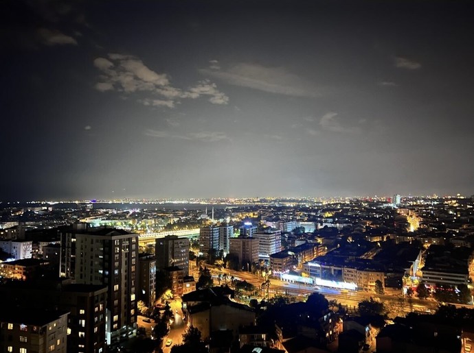 Odanızın penceresi nereye bakıyor?