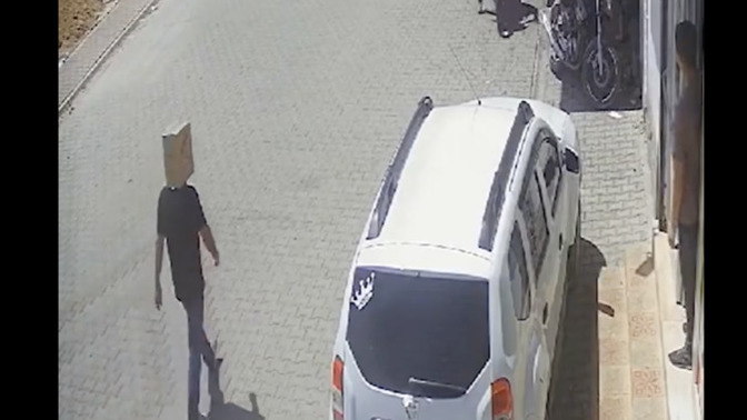 Mardin'de aşırı sıcaklardan korunmak isteyen bir kişi, kafasına karton geçirerek sokağa çıktı. Siz sıcaklardan nasıl korunuyorsunuz?