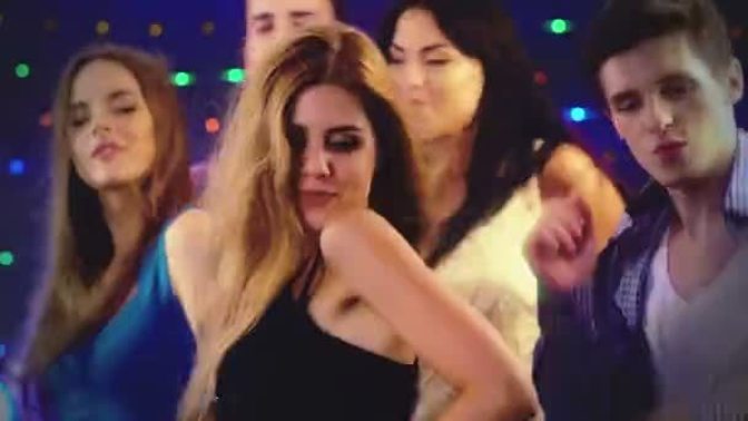 Bir erkek neden gece kulübünde gördüğü kızla tanışmak ister?
