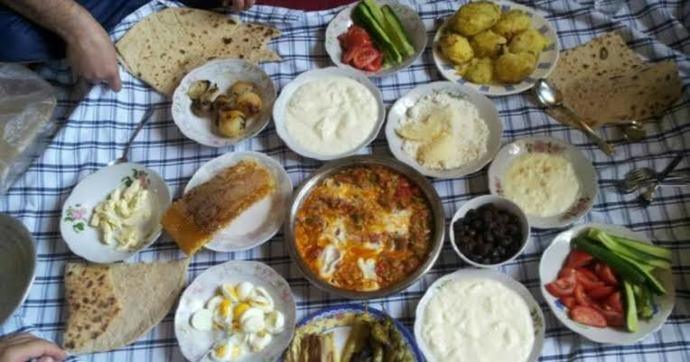 Evde yemeklerinizi masada mı yersiniz, yoksa yer sofrasında mı?