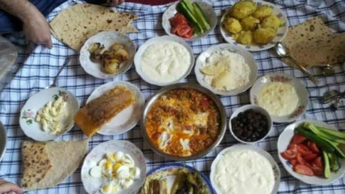 Evde yemeklerinizi masada mı yersiniz, yoksa yer sofrasında mı?