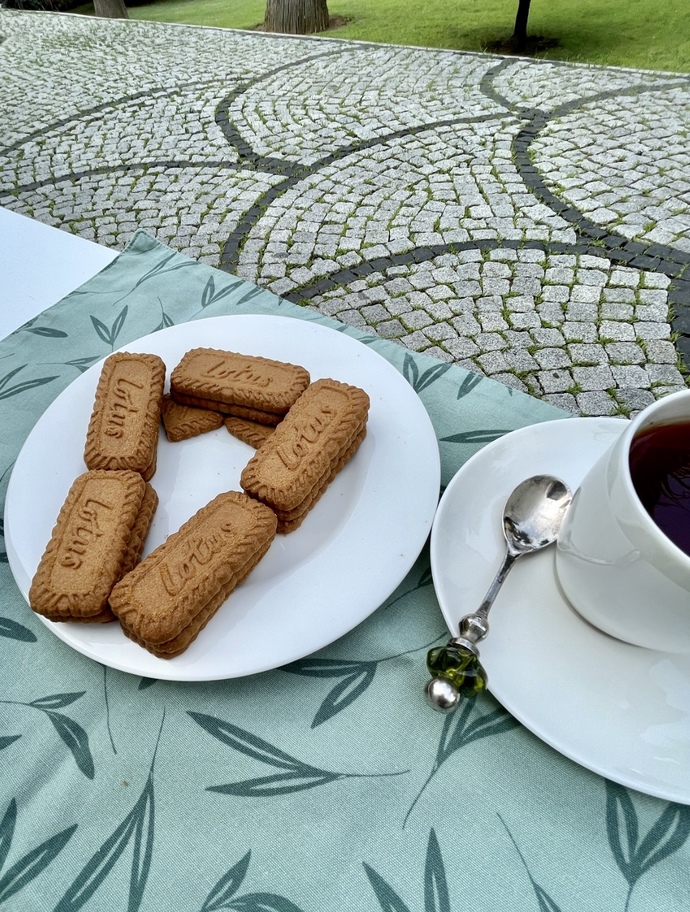 Çayın ☕️ yanında sence ne gider?