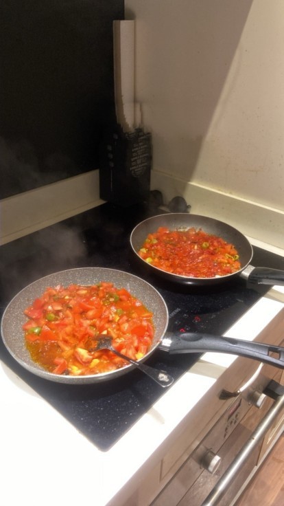 Menemen yaparken tavayı yaktım, nasıl çıkar?
