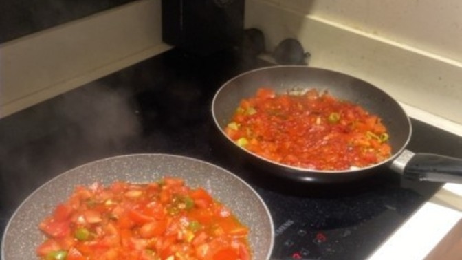 Menemen yaparken tavayı yaktım, nasıl çıkar?