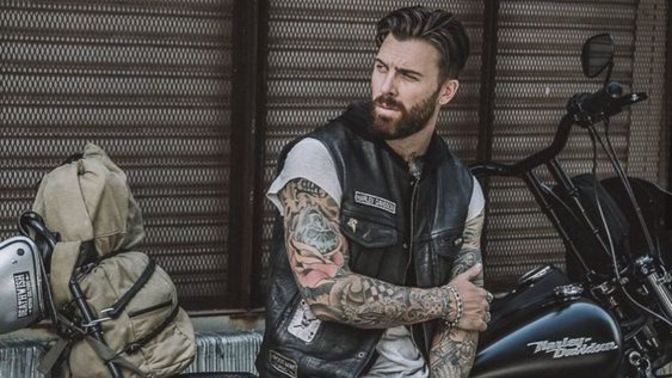 Motorcu erkekler aşırı karizmatik değil mi?