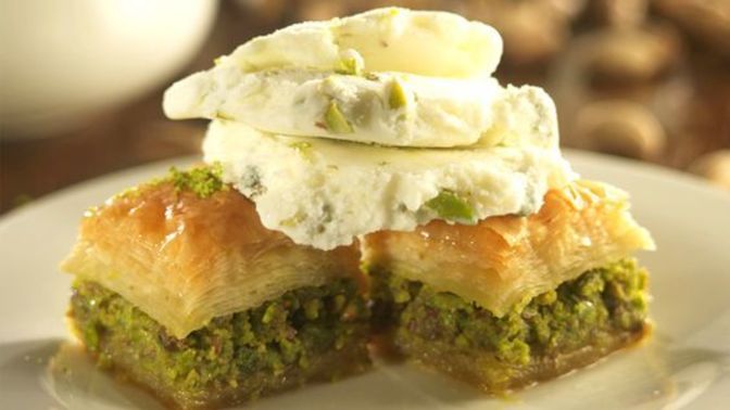 Baklavanın yanına kaymak mı, dondurma mı gider?