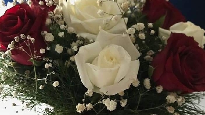 Eski kız arkadaşım, doğum günümde çalıştığım şirkete çiçek yollamıştı. Erkeğe çiçek göndermek saçma değil mi?