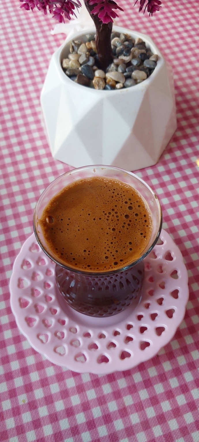 Türk kahvesini şekersiz mi , şekerli mi içersin?
