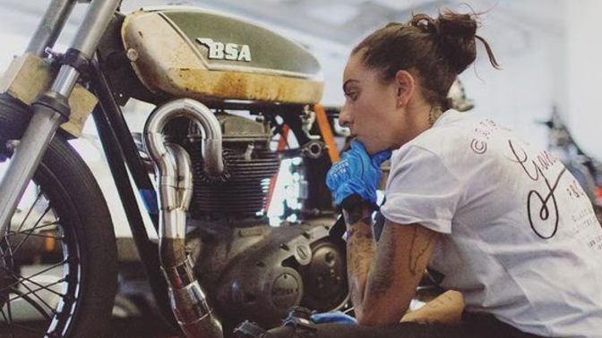 Bir kadın olarak, motor teknik servisinde usta olarak çalışmam garip mi?