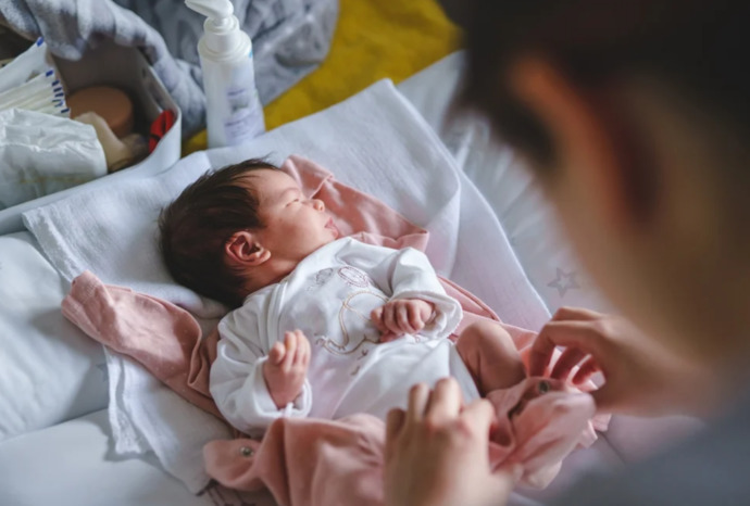 Mevsim geçişlerinde bebekler kalın mı yoksa ince mi giydirilmeli?