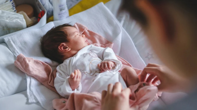 Mevsim geçişlerinde bebekler kalın mı yoksa ince mi giydirilmeli?