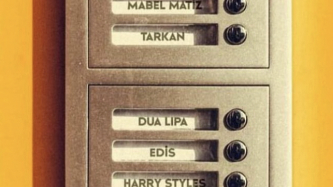 Bu apartmandaki konserlerden birine konuk olma şansın olsa hangi zili çalardın?