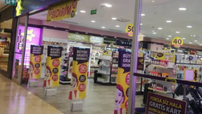 Kızlar, sizce bu iki yerden hangisine daha çok gidiyor seviyor?