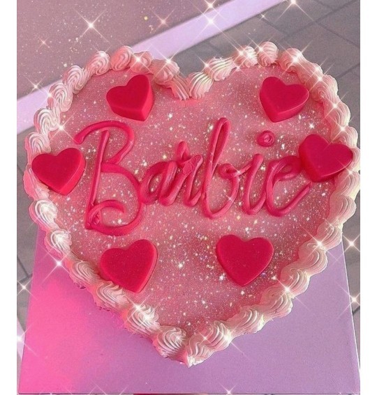 Size Barbie yaş pasta yapsam yer miydiniz?