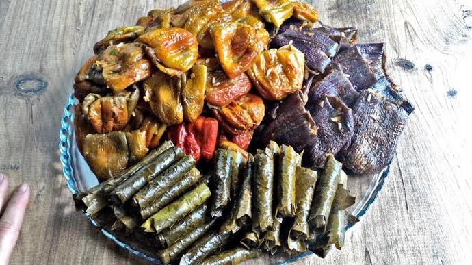 Dolma ve sarmayı etli yiyenler mi ağzının tadını biliyor etsiz yiyenler mi?