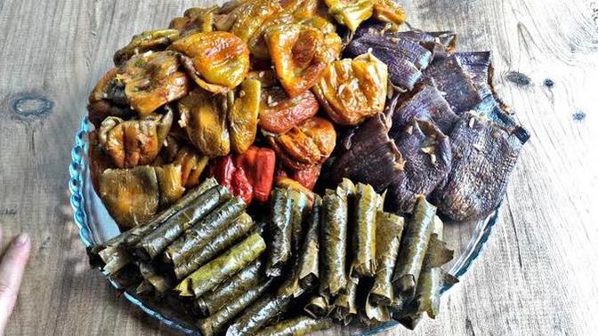Dolma ve sarmayı etli yiyenler mi ağzının tadını biliyor etsiz yiyenler mi?