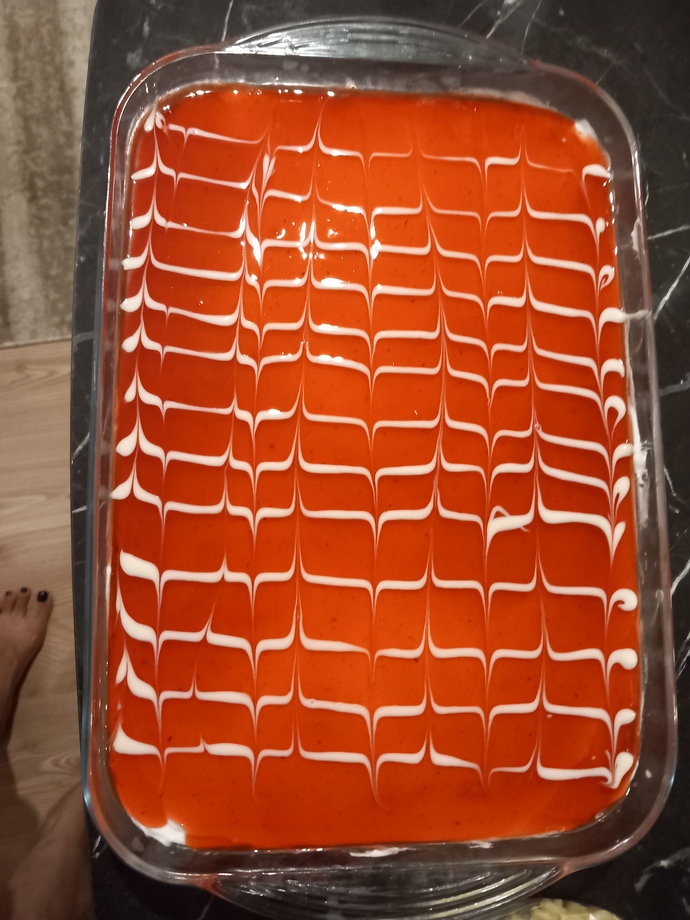 Çilek soslu trileçe yaptım, nasıl görünüyor?