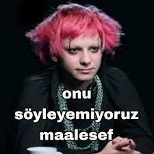 Uzun boylu, salaş giyinen, takı takan, dövmesi olan erkek nerede?