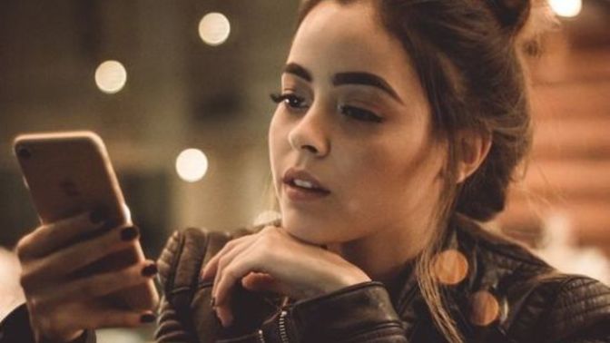 Evde kalmaktan çok korkuyorum, internetten tanışıp biriyle evlenmek mümkün müdür? 